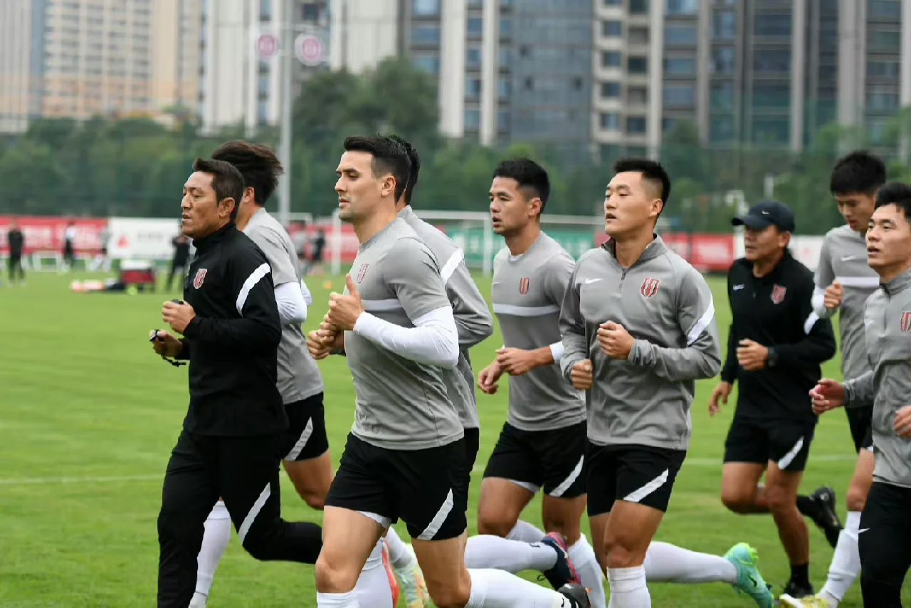 德国队攻守兼备，积极备战下一轮